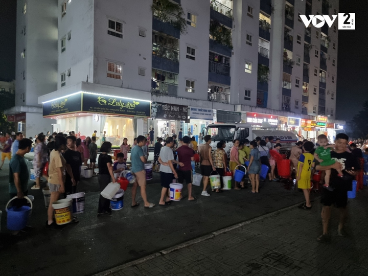 Người dân chung cư xếp hàng thâu đêm chờ lấy nước sạch.