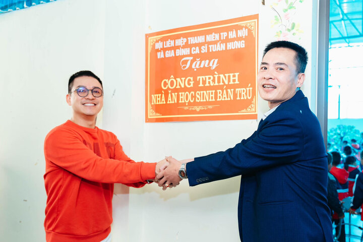 Tuấn Hưng cùng những người bạn đã góp 300 triệu đồng xây khu nhà ăn cho học sinh Trường tiểu học số 2, xã Sán Chải, huyện Si Ma Cai (Lào Cai).