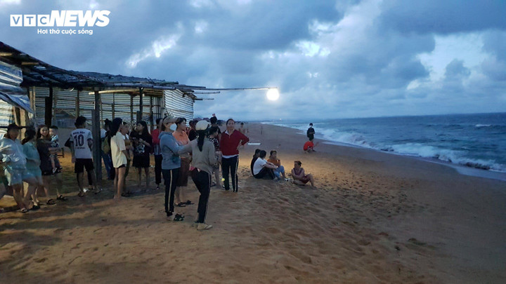 Lực lượng chức năng và người dân tổ chức tìm kiếm.