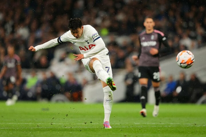 Son Heung-min tiếp tục ghi bàn cho Tottenham.