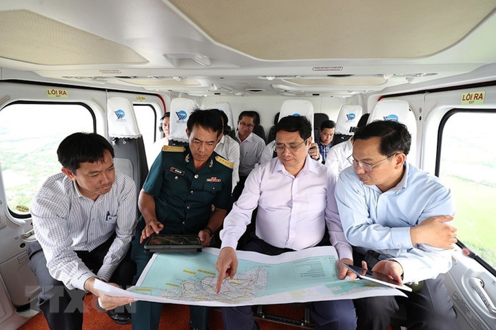 Thủ tướng Phạm Minh Chính khảo sát Đồng bằng sông Cửu Long. (Ảnh: TTXVN)