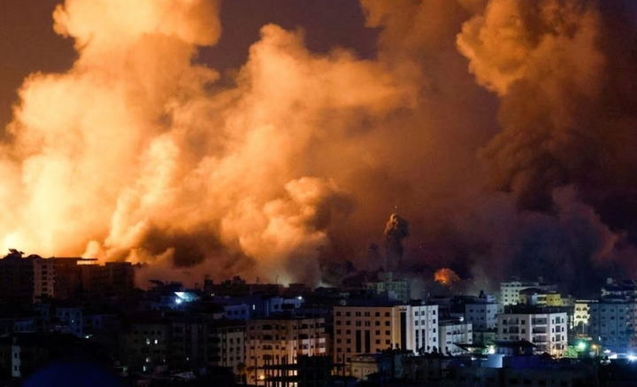 Khói bốc lên ở Gaza sau cuộc không kích của Israel. (Ảnh: Reuters)