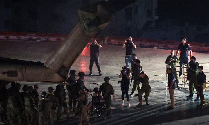 Một con tin được thả từ trực thăng quân sự xuống nóc Bệnh viện Ichilov. (Ảnh: The Paper)