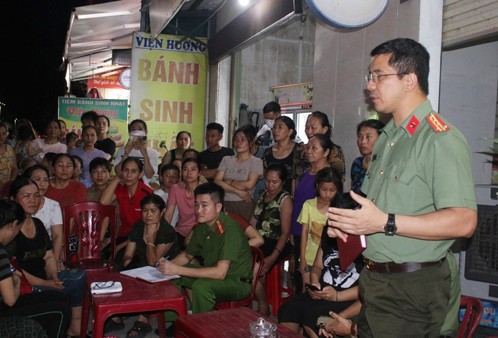 Đại tá Nguyễn Hồng Phong - Giám đốc Công an tỉnh Hà Tĩnh, trực tiếp ghi nhận các phản ánh của bà con trong vụ vỡ hụi ở huyện Kỳ Anh hồi đầu tháng 7. (Ảnh: Vietnamnet).