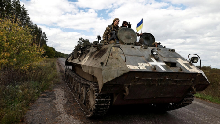 Xe tăng Ukraine di chuyển trong vùng Donetsk. (Ảnh: Reuters)