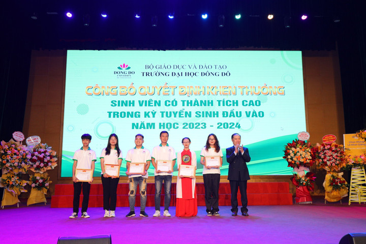 Nhân lễ khai giảng, nhà trường cũng trao thưởng 6 tân sinh viên có thành tích cao trong kỳ tuyển sinh đầu vào năm học 2023-2024 và 3 sinh viên nhận học bổng "Quỹ thắp sáng niềm tin 2023".