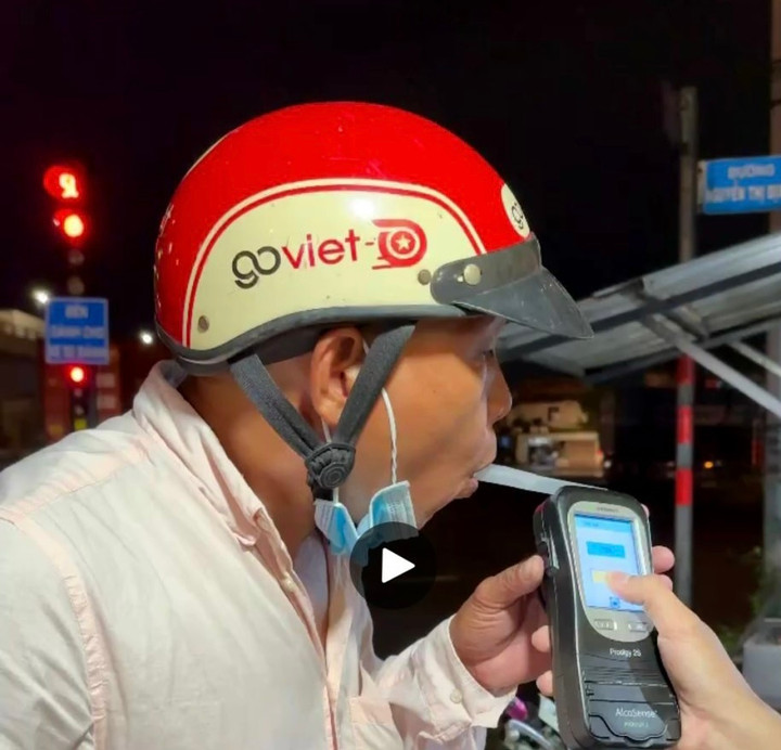 Nguyễn Trung Nghĩa lúc bị thổi nồng độ cồn. (Ảnh: PC08)