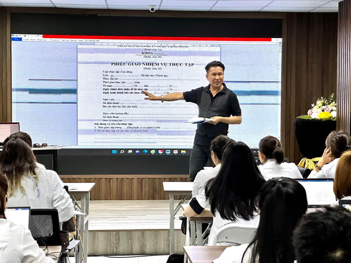 Làm đẹp hiện đang là ngành học thu hút với nhiều bạn trẻ.