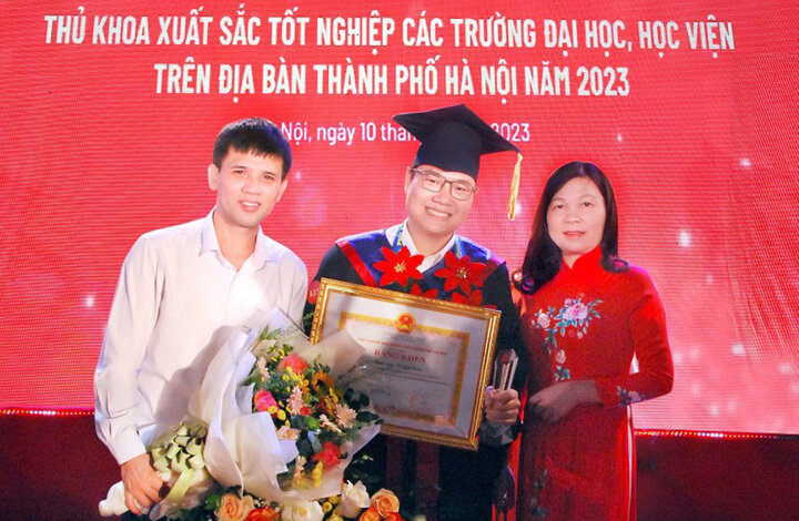 Anh Cần đón nhận niềm vui trong ngày vinh danh các thủ khoa xuất sắc. (Ảnh: NVCC)