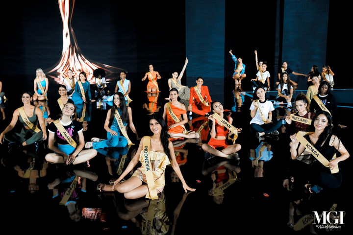 Các thí sinh tập luyện cho đêm chung kết.