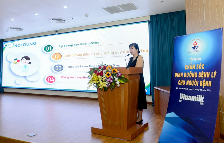 TS.BS. Lưu Thị Mỹ Thục - Trưởng khoa Dinh dưỡng, Bệnh viện Nhi Trung ương - chia sẻ tại buổi tập huấn “Chăm sóc dinh dưỡng bệnh lý cho người bệnh” do Vinamilk đồng hành cùng Câu lạc bộ Điều dưỡng trưởng Việt Nam tổ chức tại TP.HCM hôm 21/10.