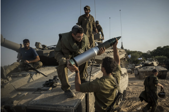 Binh sĩ Israel chuẩn bị di chuyển xe tăng về phía Gaza. (Ảnh: New York Times)