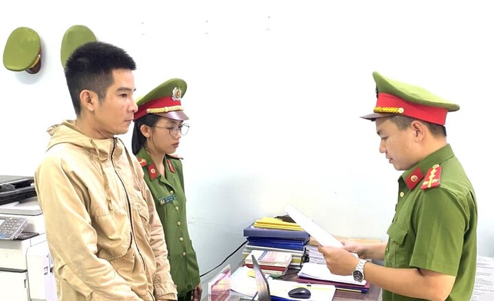 Công an huyện Hòa Vang đọc lệnh bắt tạm giam Trần Quang Lợi.