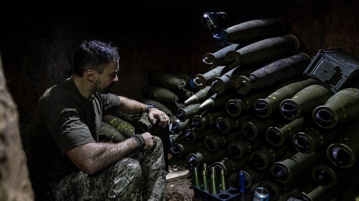 Binh sĩ Ukraine chuẩn bị đạn pháo 155mm cho kế hoạch tác chiến ở Donetsk. (Ảnh: Getty Images)