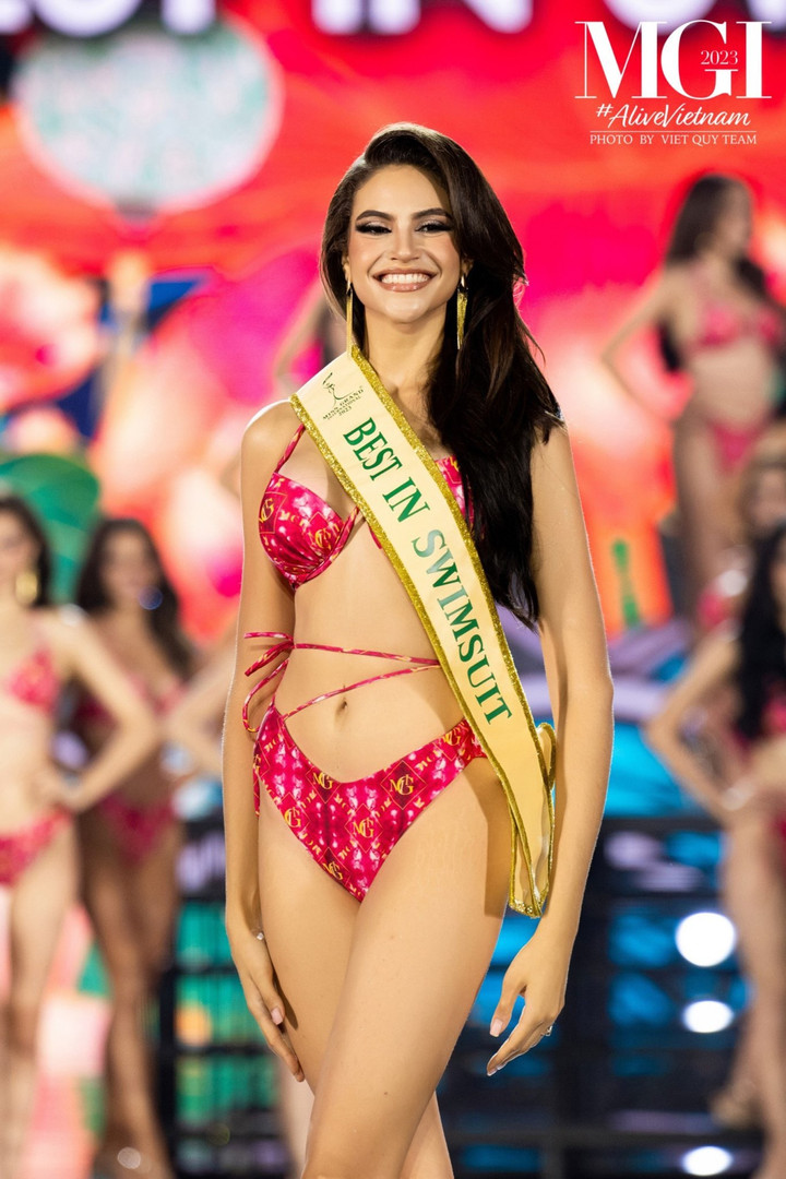 Các người đẹp diện trang phục áo tắm 2 mảnh màu hồng, lấy cảm hứng từ hoa sen.