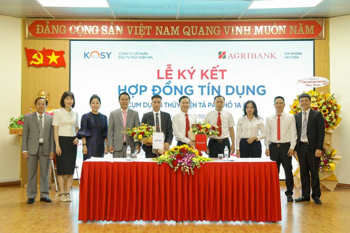 Đại diện Ban lãnh đạo Tập đoàn Kosy và Ban lãnh đạo Agribank Lai Châu chúc mừng thành công của lễ ký kết.