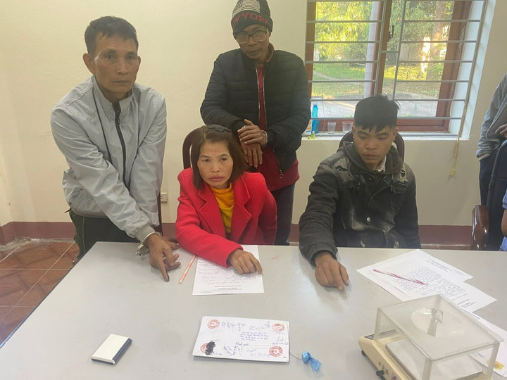 Nguyễn Văn Bình, Hà Thị Huyền, Lò Văn Ban, Hà Trung Kiên cùng tang vật vụ án. (Ảnh: CACC)