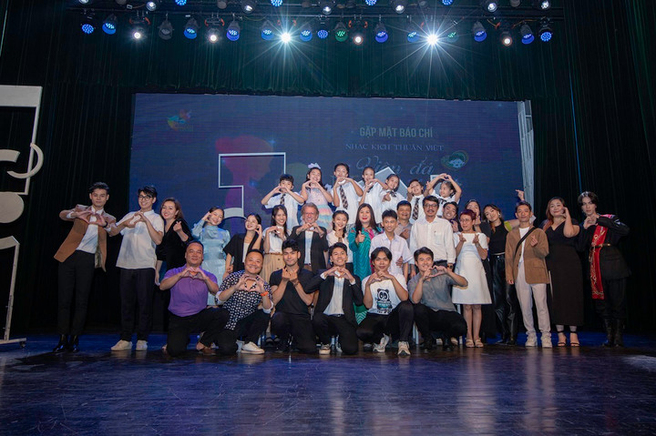 Các nghệ sĩ tham gia vở nhạc kịch "Viên đá ngũ sắc" ra mắt khán giả.