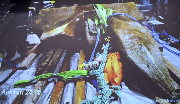 Mảnh vỡ mỏ neo nghi gây hư hại cho đường ống Balticconnector được trục vớt hôm 23/10. (Ảnh: AFP)