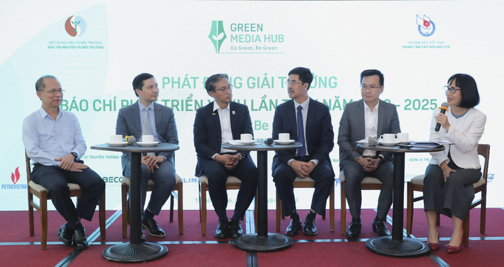 Khách mời tọa đàm là đại diện một số doanh nghiệp và lãnh đạo cơ quan báo chí.