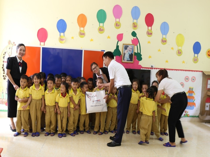 Ông Hà Văn Anh - Phó Giám đốc, Chủ tịch Công đoàn PC Lào Cai tặng quà cho các em học sinh.