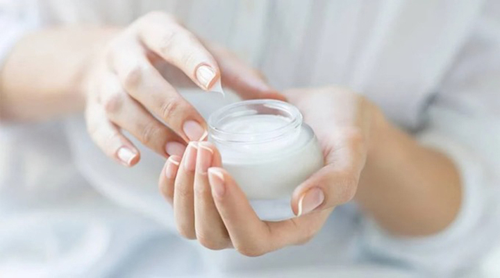 Sử dụng kem dưỡng ẩm không mùi hoặc dầu khoáng làm lót cũng là một mẹo giúp nước hoa thơm cả ngày.