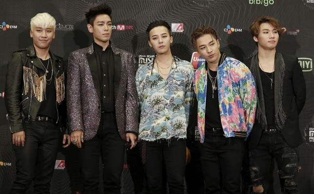 Nhóm Big Bang (từ trái qua Seungri, T.O.P, G-Dragon, Taeyang và Daesung).