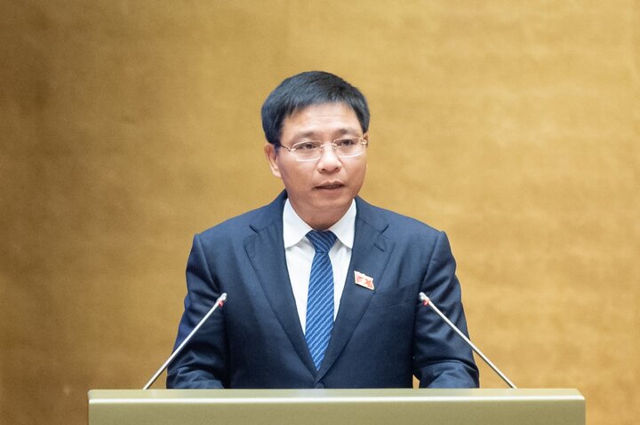 Bộ trưởng Bộ Giao thông Vận tải Nguyễn Văn Thắng trình bày tờ trình sáng 26/10. (Ảnh: Quochoi.vn)
