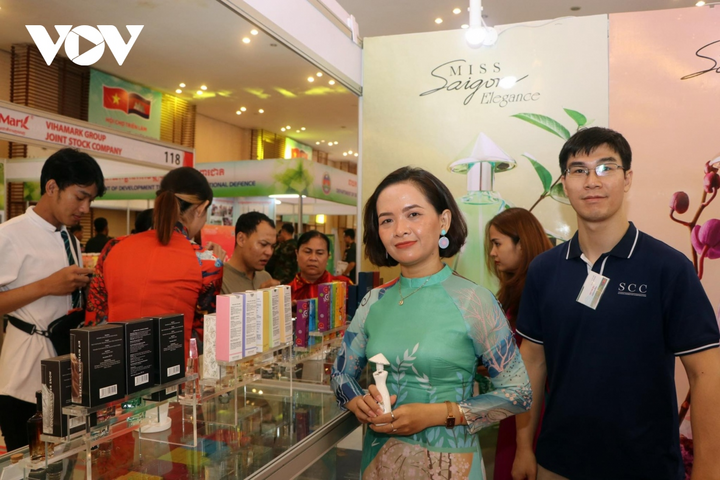 Các doanh nghiệp Việt Nam mang nhiều loại sản phẩm mới và chất lượng giới thiệu tới khách hàng Campuchia.
