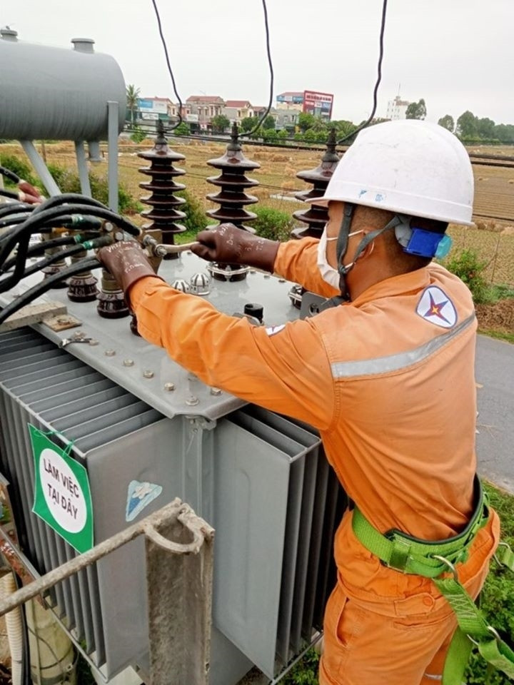 Công nhân Điện lực sửa chữa khiếm khuyết TBA.
