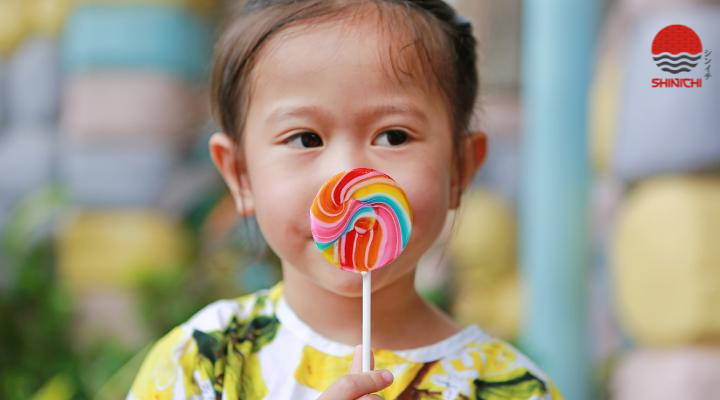 Trẻ em ăn nhiều đồ ngọt có nguy cơ bị sâu răng cao nếu không vệ sinh răng miệng đúng cách.