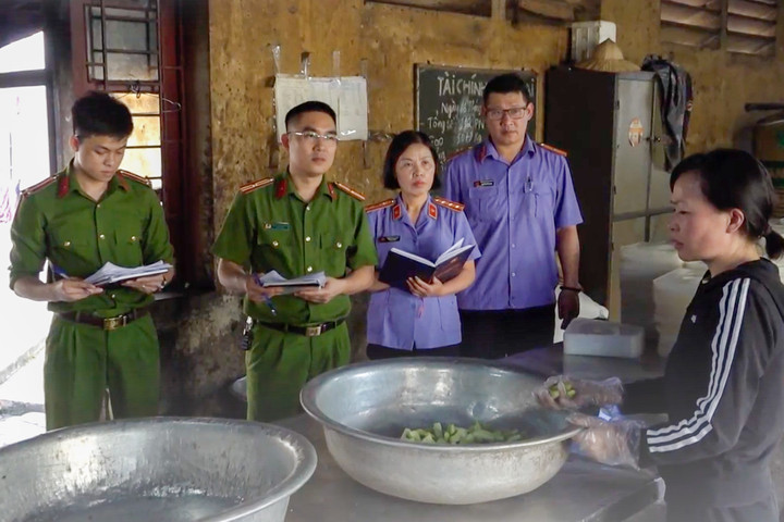 Hà Thị Thi được đưa đến hiện trường để thực nghiệm. (Ảnh: CACC).