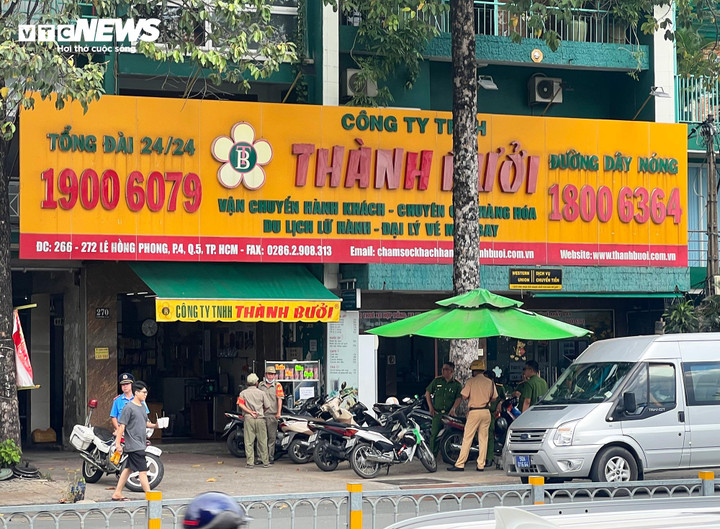 Các lực lượng chức năng kiểm tra Công ty Thành Bưởi chiều 26/10. (Ảnh: Hoàng Thọ)