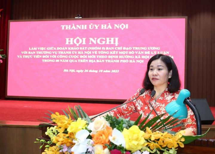 Phó Bí thư Thường trực Thành uỷ Nguyễn Thị Tuyến trình bày báo cáo tại hội nghị.