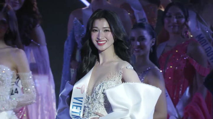 Phương Nhi xuất hiện trong trang phục dạ hội.