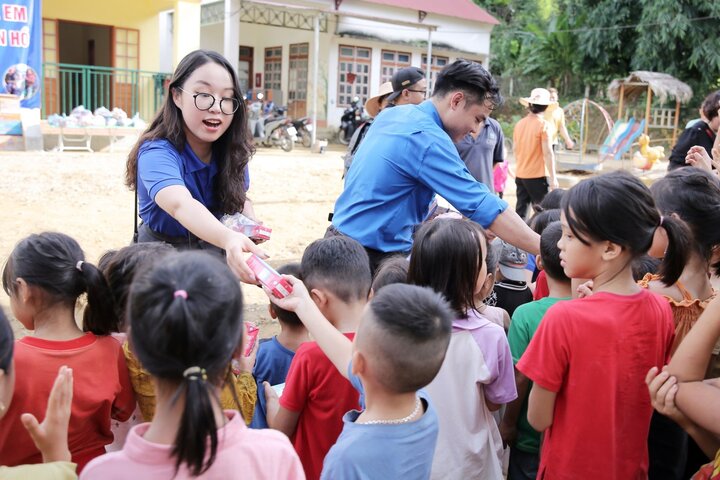 Đoàn phóng viên đi thực tế viết bài và tặng sữa cho trẻ em ở huyện Vân Hồ, tỉnh Sơn La. (Ảnh: Vi Nam)