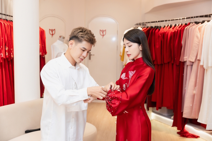 Dũng Nguyễn giúp Quỳnh Nga thử áo dài.