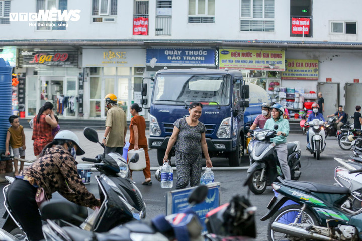 Người dân khu đô thị Thanh Hà bị mất nước nhiều ngày, đảo lộn sinh hoạt.