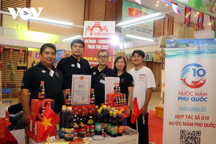 Các doanh nghiệp Việt Nam mang nhiều loại sản phẩm mới và chất lượng giới thiệu tới khách hàng Campuchia.