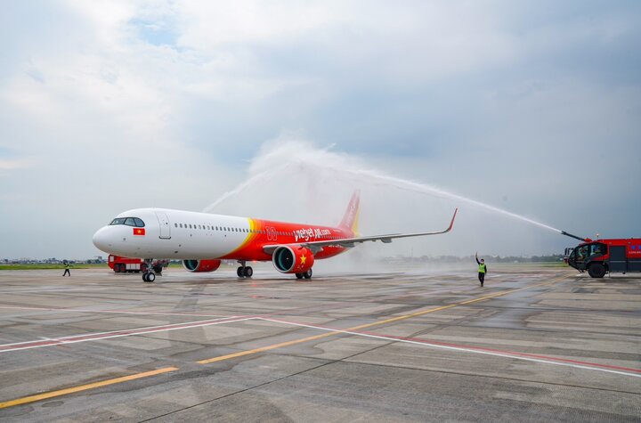 Tàu bay thế hệ mới A321neo ACF 240 của Vietjet được chào đón với nghi thức vòi rồng. (Ảnh: H.T)