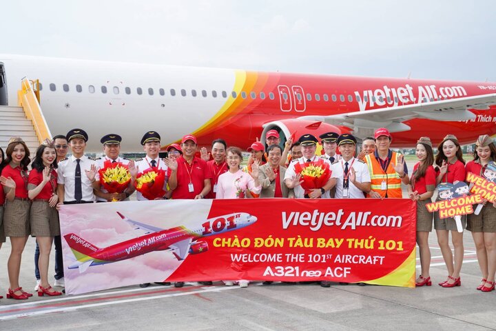 Nhân viên Vietjet chào đón tàu bay thứ 101 về với đội bay Vietjet. (Ảnh: H.T)