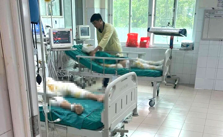 Anh Y. đang được người thân chăm sóc tại bệnh viện.