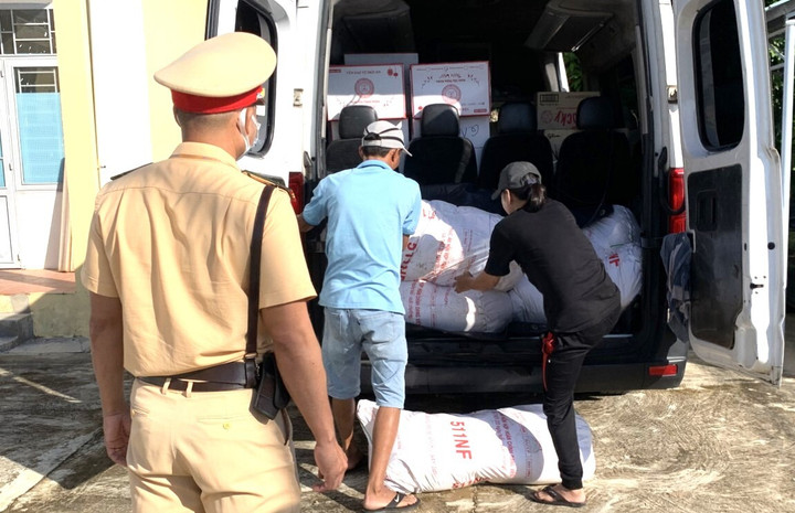 Qua kiểm tra, lực lượng chức năng Quảng Nam phát hiện xe khách chở hơn nửa tấn mỡ động vật bốc mùi hôi thối. (Ảnh: C.S)