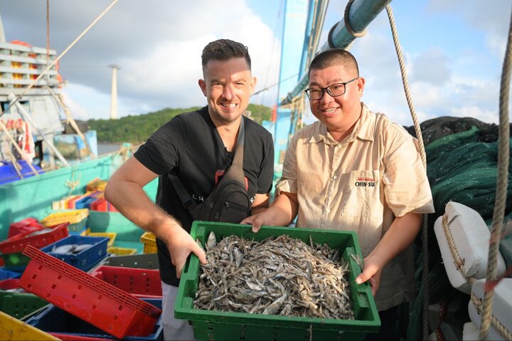 Chad Kubanoff được thẳng thưởng thức toàn cỗ tiến độ kể từ đánh bắt cá, ướp muối bột cho tới ủ chượp tận nhà thùng Chin-su Phú Quốc.
