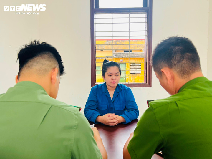 Cán bộ công an đang làm việc, lấy lời khai đối với Lê Thị Kiều Trang. (Ảnh: CACC)