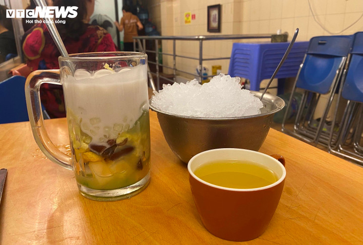 Cốc chè thập cẩm sầu riêng, giá 90.000 đồng.