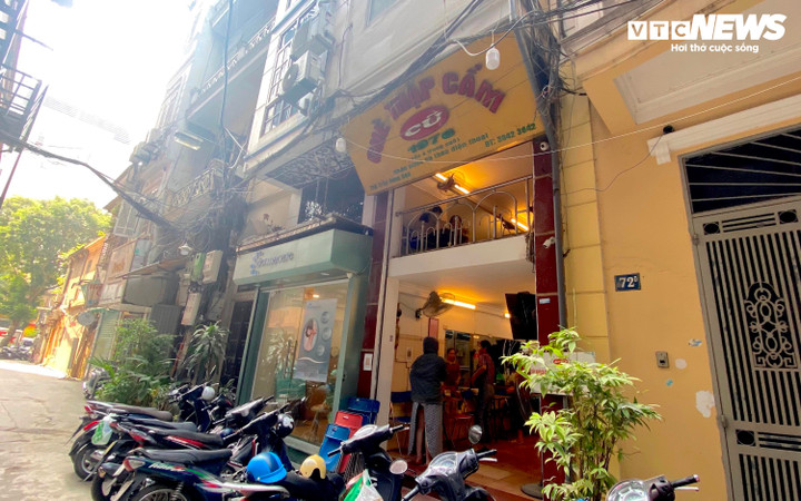 Quán Chè thập cẩm cũ 1976 nằm trong ngõ nhỏ ở phố Trần Hưng Đạo (Hoàn Kiếm, Hà Nội)