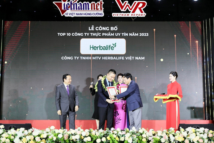 Đại diện Herbalife Việt Nam nhận giải thưởng Top 10 Công ty thực phẩm uy tín 2023.