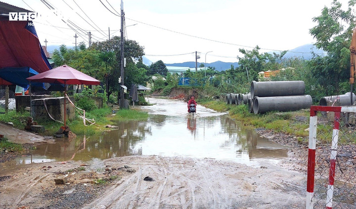 Dự án chậm tiến độ vì vướng mặt bằng khiến người dân đạp bùn, lội nước mỗi khi mưa xuống.