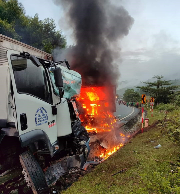 Đầu xe tải BKS 17H 019.44 bốc cháy ngùn ngụt. (Ảnh: C.S)